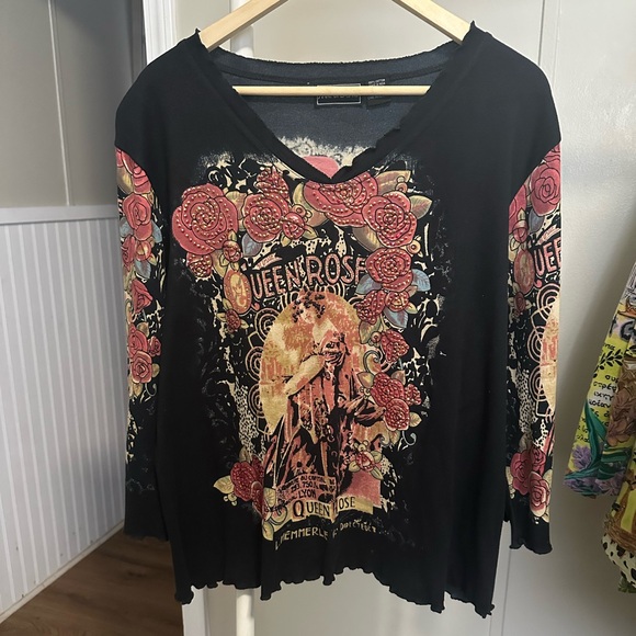 Ash & Sara Tops - Ash & Sara Women’s Queen Rose Longsleeve VNeck shirt with rhinestones size 1X